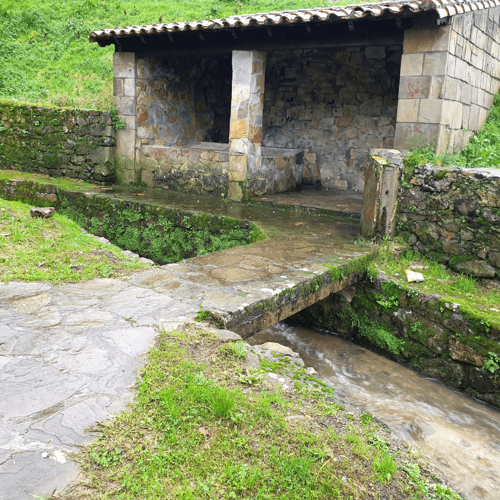 Nos ancêtres faisaient leur lessive au lavoir avec de la lessive à la cendre de bois.